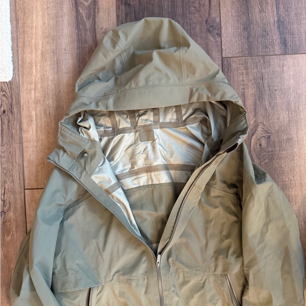 Lululemon rain rebel jacket size 6 - Picture 4 of 5